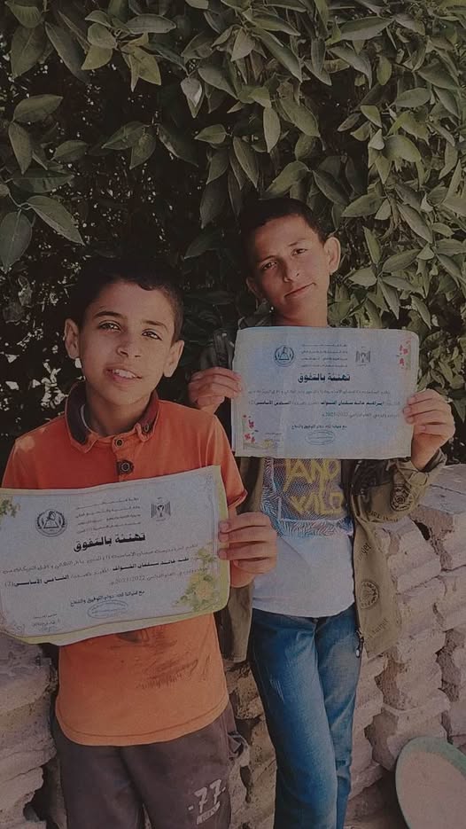 صورة خبر ألف مبارك لأبناء العائلة طه وإبراهيم خالد الشواف على التفوق والنجاح