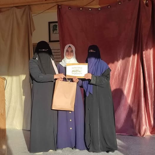 صورة خبر تهنئة للطالبة آمنة سليمان الشواف لفوزها بالمركز الأول على مستوى مديرية التربية والتعليم شرق خان يونس في مسابق…